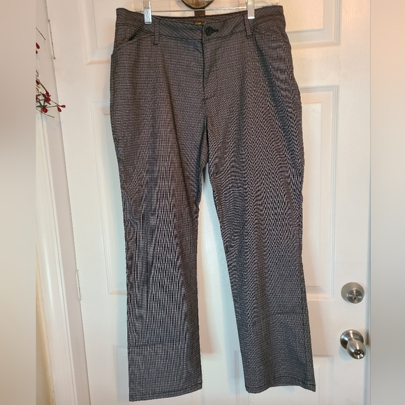 Lee Petites Woman's Relaxed Fit Straight Leg Mid-Rise Strech Pants, Size: 14P - Picture 4 of 16
